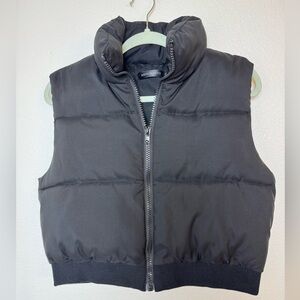 Cropped Quilted Puffer Vest in Black